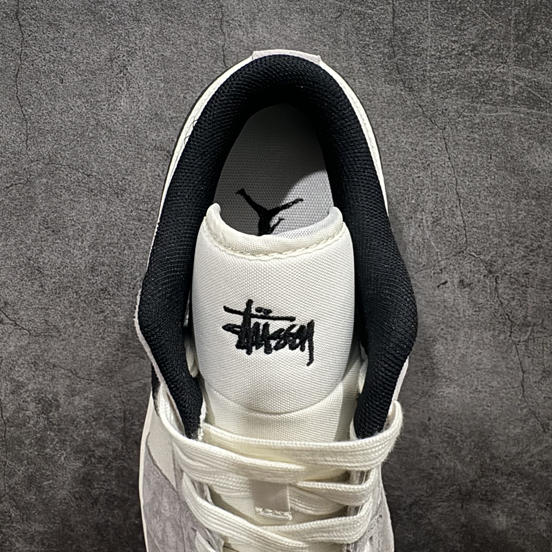 图片[8]-【定制版】Stussy x Air Jordan 1 Low 灰黑红标双拼n此款主张打破传统的工业化流水线设计限制，以Made by ideas的超级创意为理念，集结众多潮流设计师，结合时下最ing潮流风尚，为潮流爱好者打造彰品自我的专属潮品。同时尊重每个年轻人对于潮流的理解与选择，主张“让每个年轻人塑造自己的潮流”。 货号：SJ9950-034 Size：36 36.5 37.5 38 38.5 39 40 40.5 41 42 42.5 43 44 44.5 45 编码：HXS320340-鞋库