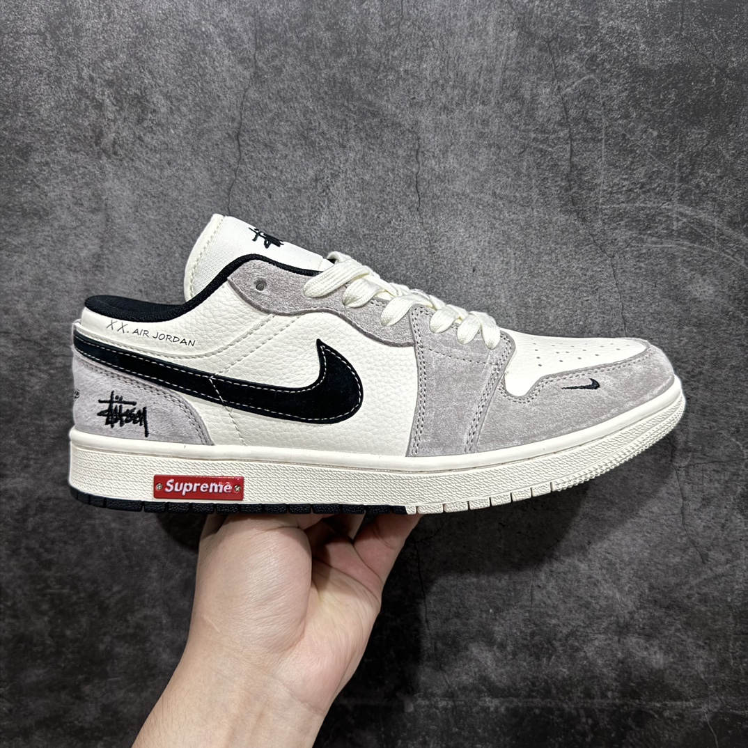 【定制版】Stussy x Air Jordan 1 Low 灰黑红标双拼n此款主张打破传统的工业化流水线设计限制，以Made by ideas的超级创意为理念，集结众多潮流设计师，结合时下最ing潮流风尚，为潮流爱好者打造彰品自我的专属潮品。同时尊重每个年轻人对于潮流的理解与选择，主张“让每个年轻人塑造自己的潮流”。 货号：SJ9950-034 Size：36 36.5 37.5 38 38.5 39 40 40.5 41 42 42.5 43 44 44.5 45 编码：HXS320340-鞋库