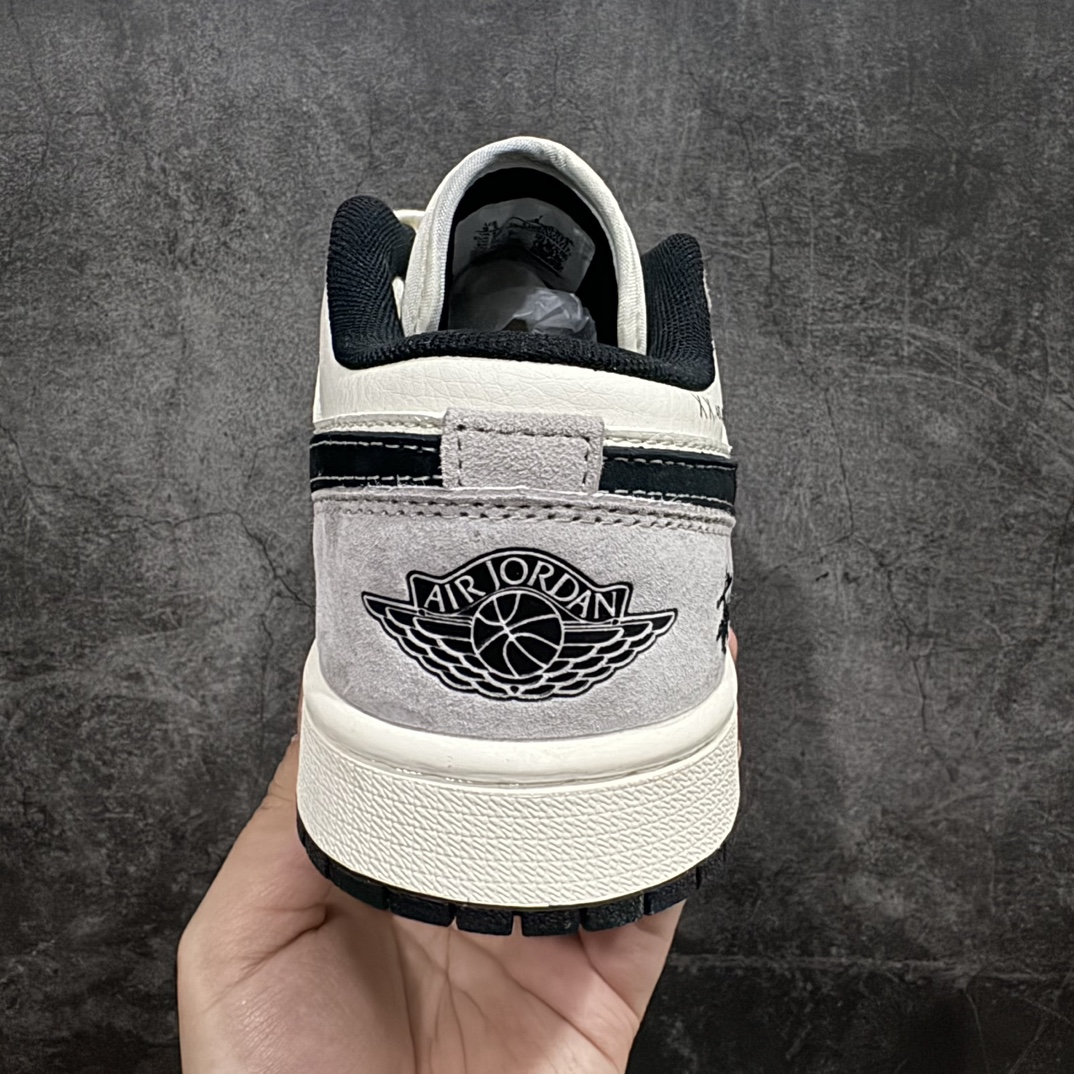 图片[4]-【定制版】Stussy x Air Jordan 1 Low 灰黑红标双拼n此款主张打破传统的工业化流水线设计限制，以Made by ideas的超级创意为理念，集结众多潮流设计师，结合时下最ing潮流风尚，为潮流爱好者打造彰品自我的专属潮品。同时尊重每个年轻人对于潮流的理解与选择，主张“让每个年轻人塑造自己的潮流”。 货号：SJ9950-034 Size：36 36.5 37.5 38 38.5 39 40 40.5 41 42 42.5 43 44 44.5 45 编码：HXS320340-鞋库