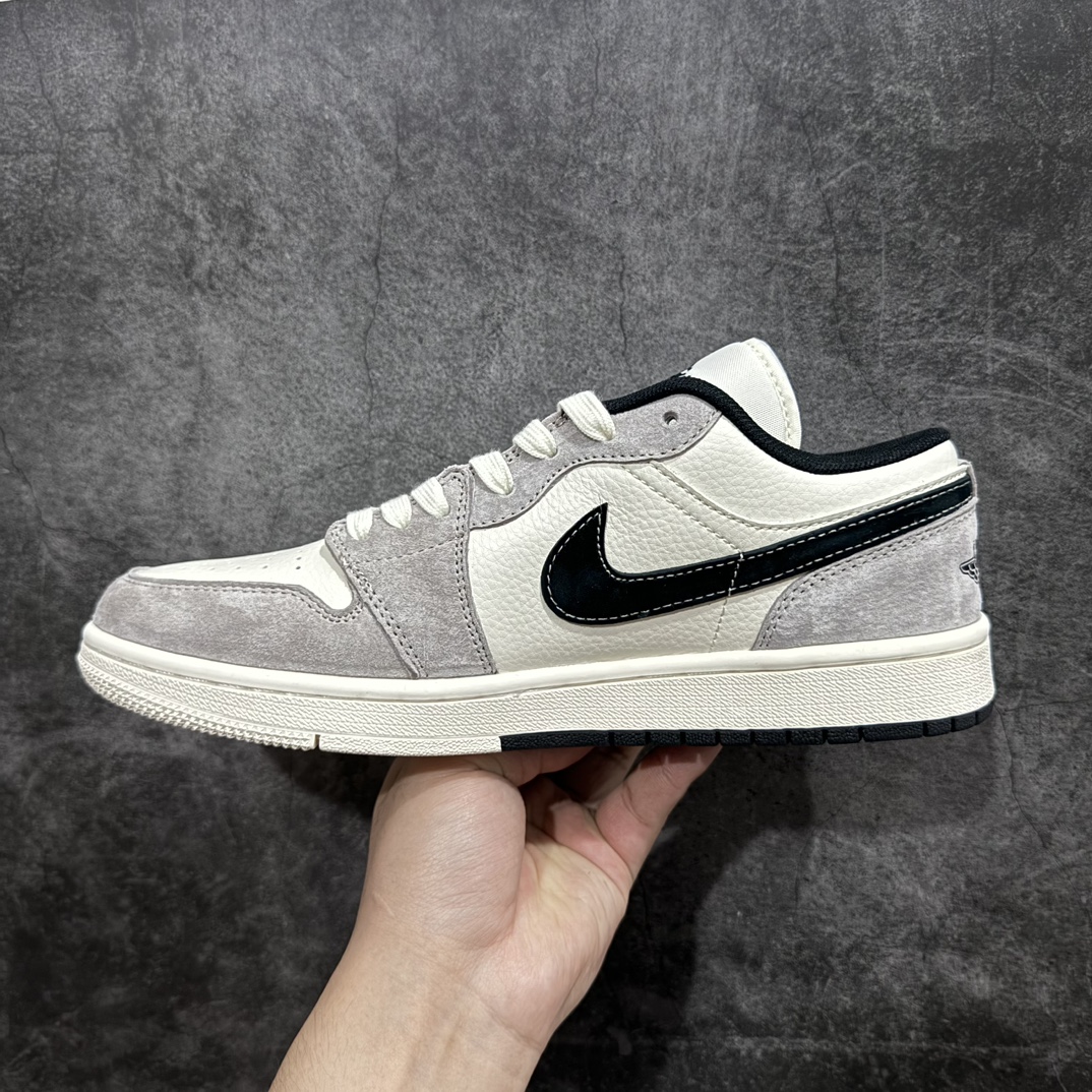 图片[2]-【定制版】Stussy x Air Jordan 1 Low 灰黑红标双拼n此款主张打破传统的工业化流水线设计限制，以Made by ideas的超级创意为理念，集结众多潮流设计师，结合时下最ing潮流风尚，为潮流爱好者打造彰品自我的专属潮品。同时尊重每个年轻人对于潮流的理解与选择，主张“让每个年轻人塑造自己的潮流”。 货号：SJ9950-034 Size：36 36.5 37.5 38 38.5 39 40 40.5 41 42 42.5 43 44 44.5 45 编码：HXS320340-鞋库