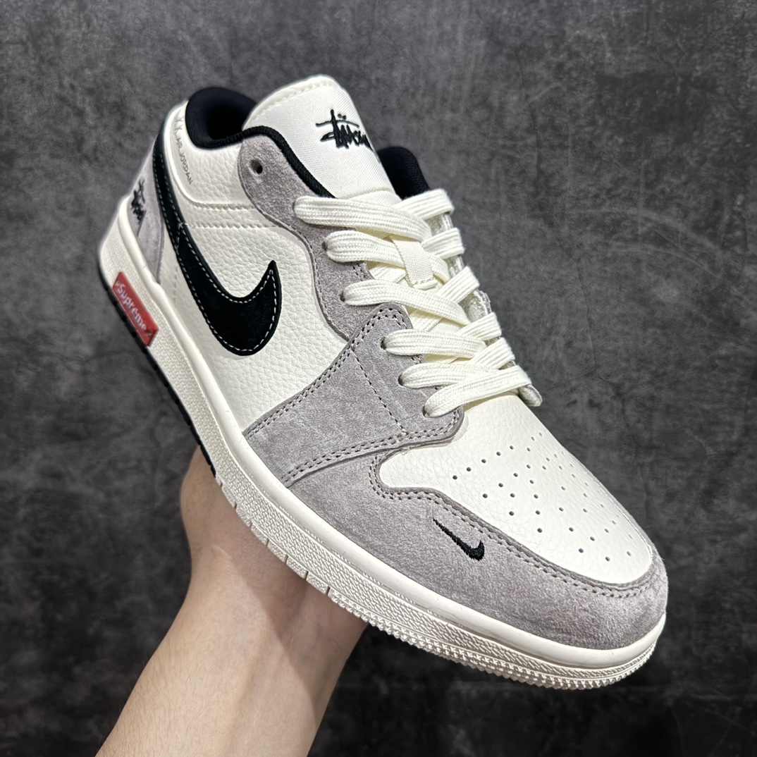 图片[3]-【定制版】Stussy x Air Jordan 1 Low 灰黑红标双拼n此款主张打破传统的工业化流水线设计限制，以Made by ideas的超级创意为理念，集结众多潮流设计师，结合时下最ing潮流风尚，为潮流爱好者打造彰品自我的专属潮品。同时尊重每个年轻人对于潮流的理解与选择，主张“让每个年轻人塑造自己的潮流”。 货号：SJ9950-034 Size：36 36.5 37.5 38 38.5 39 40 40.5 41 42 42.5 43 44 44.5 45 编码：HXS320340-鞋库