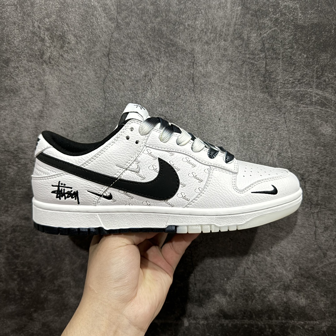 【定制版】Stussy x Nike Dunk Low 白色黑勾n此款主张打破传统的工业化流水线设计限制，以Made by ideas的超级创意为理念，集结众多潮流设计师，结合时下最ing潮流风尚，为潮流爱好者打造彰品自我的专属潮品。同时尊重每个年轻人对于潮流的理解与选择，主张“让每个年轻人塑造自己的潮流”。 货号：NK3638-045 Size：36 36.5 37.5 38 38.5 39 40 40.5 41 42 42.5 43 44 44.5 45 编码：HXS320340-鞋库