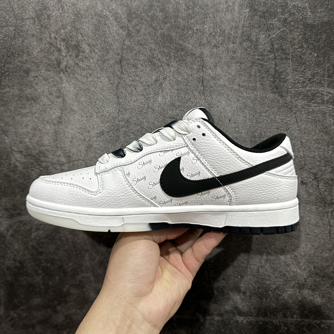 图片[2]-【定制版】Stussy x Nike Dunk Low 白色黑勾n此款主张打破传统的工业化流水线设计限制，以Made by ideas的超级创意为理念，集结众多潮流设计师，结合时下最ing潮流风尚，为潮流爱好者打造彰品自我的专属潮品。同时尊重每个年轻人对于潮流的理解与选择，主张“让每个年轻人塑造自己的潮流”。 货号：NK3638-045 Size：36 36.5 37.5 38 38.5 39 40 40.5 41 42 42.5 43 44 44.5 45 编码：HXS320340-鞋库