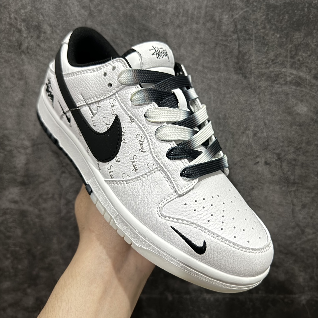 图片[3]-【定制版】Stussy x Nike Dunk Low 白色黑勾n此款主张打破传统的工业化流水线设计限制，以Made by ideas的超级创意为理念，集结众多潮流设计师，结合时下最ing潮流风尚，为潮流爱好者打造彰品自我的专属潮品。同时尊重每个年轻人对于潮流的理解与选择，主张“让每个年轻人塑造自己的潮流”。 货号：NK3638-045 Size：36 36.5 37.5 38 38.5 39 40 40.5 41 42 42.5 43 44 44.5 45 编码：HXS320340-鞋库