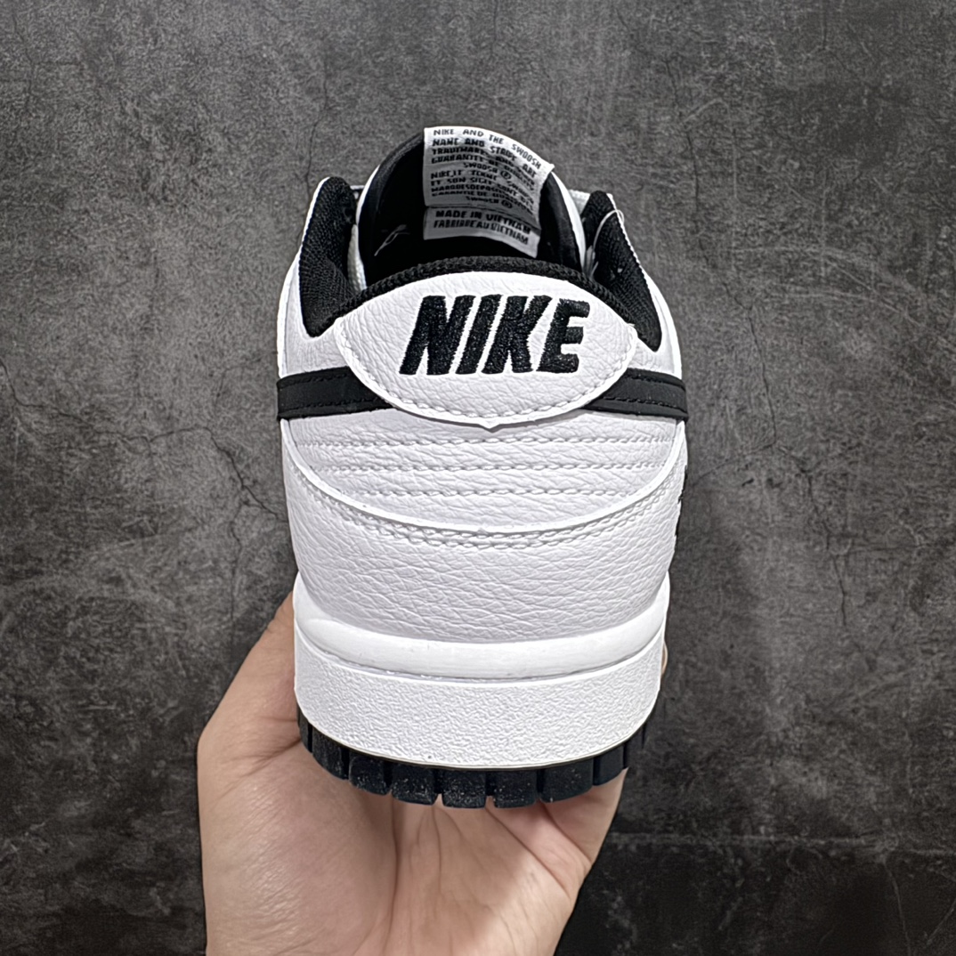 图片[4]-【定制版】Stussy x Nike Dunk Low 白色黑勾n此款主张打破传统的工业化流水线设计限制，以Made by ideas的超级创意为理念，集结众多潮流设计师，结合时下最ing潮流风尚，为潮流爱好者打造彰品自我的专属潮品。同时尊重每个年轻人对于潮流的理解与选择，主张“让每个年轻人塑造自己的潮流”。 货号：NK3638-045 Size：36 36.5 37.5 38 38.5 39 40 40.5 41 42 42.5 43 44 44.5 45 编码：HXS320340-鞋库