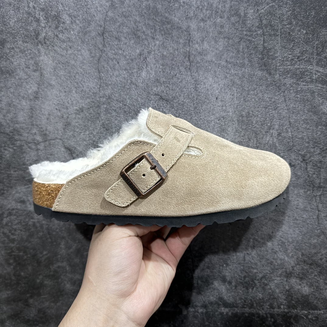 【LG顶级版】 Birkenstock 博肯软木休闲鞋包头牛皮绒山革毛毛系列官方代工厂工艺 品质看得见nLondon-Shearling内里羊毛n每一步都是安全感！以极致的温暖游走街头成就自然流露的斐然气质n万年经典勃肯包头软底拖鞋强势推出，一个品牌就是一个鞋子类型，其构造鉴于人体工学设计，让脚完全解放舒适打造的，所以其脚床的构造完全贴合脚的弧度。nSIZE：35-40 编码：T280310-鞋库