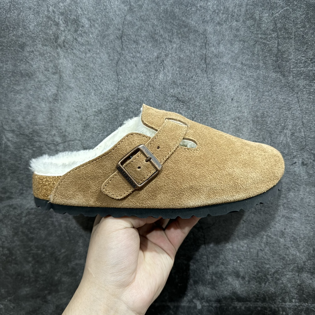 【LG顶级版】 Birkenstock 博肯软木休闲鞋包头牛皮绒山革毛毛系列官方代工厂工艺 品质看得见nLondon-Shearling内里羊毛n每一步都是安全感！以极致的温暖游走街头成就自然流露的斐然气质n万年经典勃肯包头软底拖鞋强势推出，一个品牌就是一个鞋子类型，其构造鉴于人体工学设计，让脚完全解放舒适打造的，所以其脚床的构造完全贴合脚的弧度。nSIZE：35-40 编码：T280310-鞋库