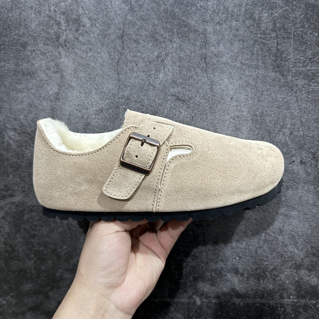 【LG顶级版】Birkenstock 博肯软木休闲鞋包头牛皮绒山革毛毛系列官方代工厂工艺 品质看得见nLondon-Shearling内里羊毛n每一步都是安全感！以极致的温暖游走街头成就自然流露的斐然气质n万年经典勃肯包头软底拖鞋强势推出，一个品牌就是一个鞋子类型，其构造鉴于人体工学设计，让脚完全解放舒适打造的，所以其脚床的构造完全贴合脚的弧度。nSIZE：35-40 编码：T290320-鞋库