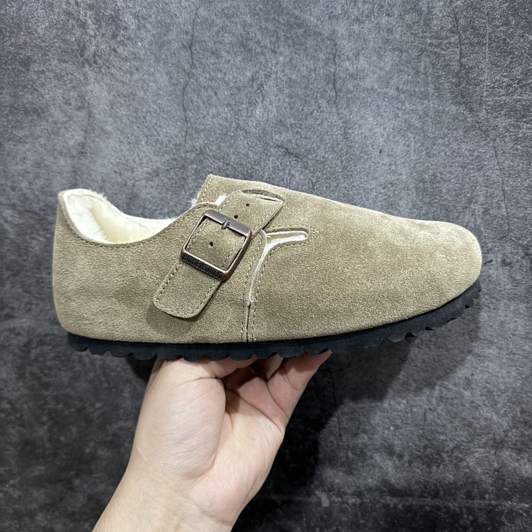 【LG顶级版】Birkenstock 博肯软木休闲鞋包头牛皮绒山革毛毛系列官方代工厂工艺 品质看得见nLondon-Shearling内里羊毛n每一步都是安全感！以极致的温暖游走街头成就自然流露的斐然气质n万年经典勃肯包头软底拖鞋强势推出，一个品牌就是一个鞋子类型，其构造鉴于人体工学设计，让脚完全解放舒适打造的，所以其脚床的构造完全贴合脚的弧度。nSIZE：35-40 编码：T290320-鞋库