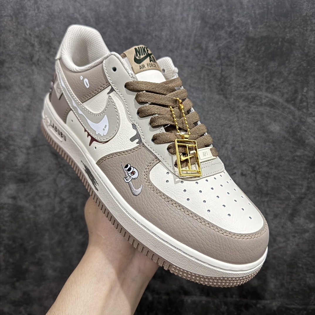 图片[3]-【公司级】Nike Air Force 1 Low X Labubu “拉布布”空军一号低帮休闲运动板鞋拉布布是一个充满魅力的小精灵。它有着色彩斑斓的身体，像是从梦幻世界中走出来的一样。它的眼睛如同璀璨的宝石，闪烁着神秘的光芒。 货号：DB3301-331 尺码：36 36.5 37.5 38 38.5 39 40 40.5 41 42 42.5 43 44 44.5 45 编码：HXS290300-鞋库