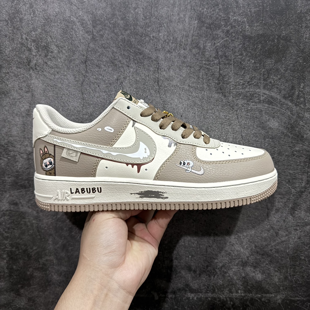 【公司级】Nike Air Force 1 Low X Labubu “拉布布”空军一号低帮休闲运动板鞋拉布布是一个充满魅力的小精灵。它有着色彩斑斓的身体，像是从梦幻世界中走出来的一样。它的眼睛如同璀璨的宝石，闪烁着神秘的光芒。 货号：DB3301-331 尺码：36 36.5 37.5 38 38.5 39 40 40.5 41 42 42.5 43 44 44.5 45 编码：HXS290300-鞋库