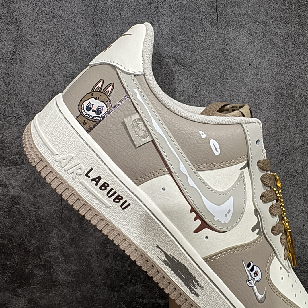 图片[7]-【公司级】Nike Air Force 1 Low X Labubu “拉布布”空军一号低帮休闲运动板鞋拉布布是一个充满魅力的小精灵。它有着色彩斑斓的身体，像是从梦幻世界中走出来的一样。它的眼睛如同璀璨的宝石，闪烁着神秘的光芒。 货号：DB3301-331 尺码：36 36.5 37.5 38 38.5 39 40 40.5 41 42 42.5 43 44 44.5 45 编码：HXS290300-鞋库