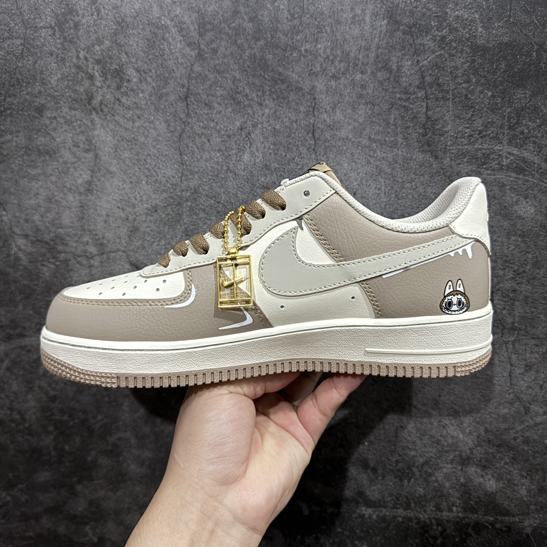 图片[2]-【公司级】Nike Air Force 1 Low X Labubu “拉布布”空军一号低帮休闲运动板鞋拉布布是一个充满魅力的小精灵。它有着色彩斑斓的身体，像是从梦幻世界中走出来的一样。它的眼睛如同璀璨的宝石，闪烁着神秘的光芒。 货号：DB3301-331 尺码：36 36.5 37.5 38 38.5 39 40 40.5 41 42 42.5 43 44 44.5 45 编码：HXS290300-鞋库