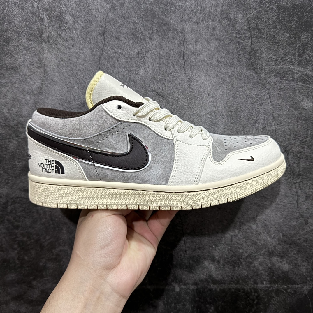 【定制版】Air Jordan 1 Retro Low x The North Face 米棕小钩n官方同步新色 原装级产物n拒绝公底 立体鞋型 细节完美 高清洁度购置公司同步原材料 原汁原味 忠于原版 货号：XX2408 008n码数：36 36.5 37.5 38 38.5 39 40 40.5 41 42 42.5 43 44 44.5 45 编码：CC280300-鞋库