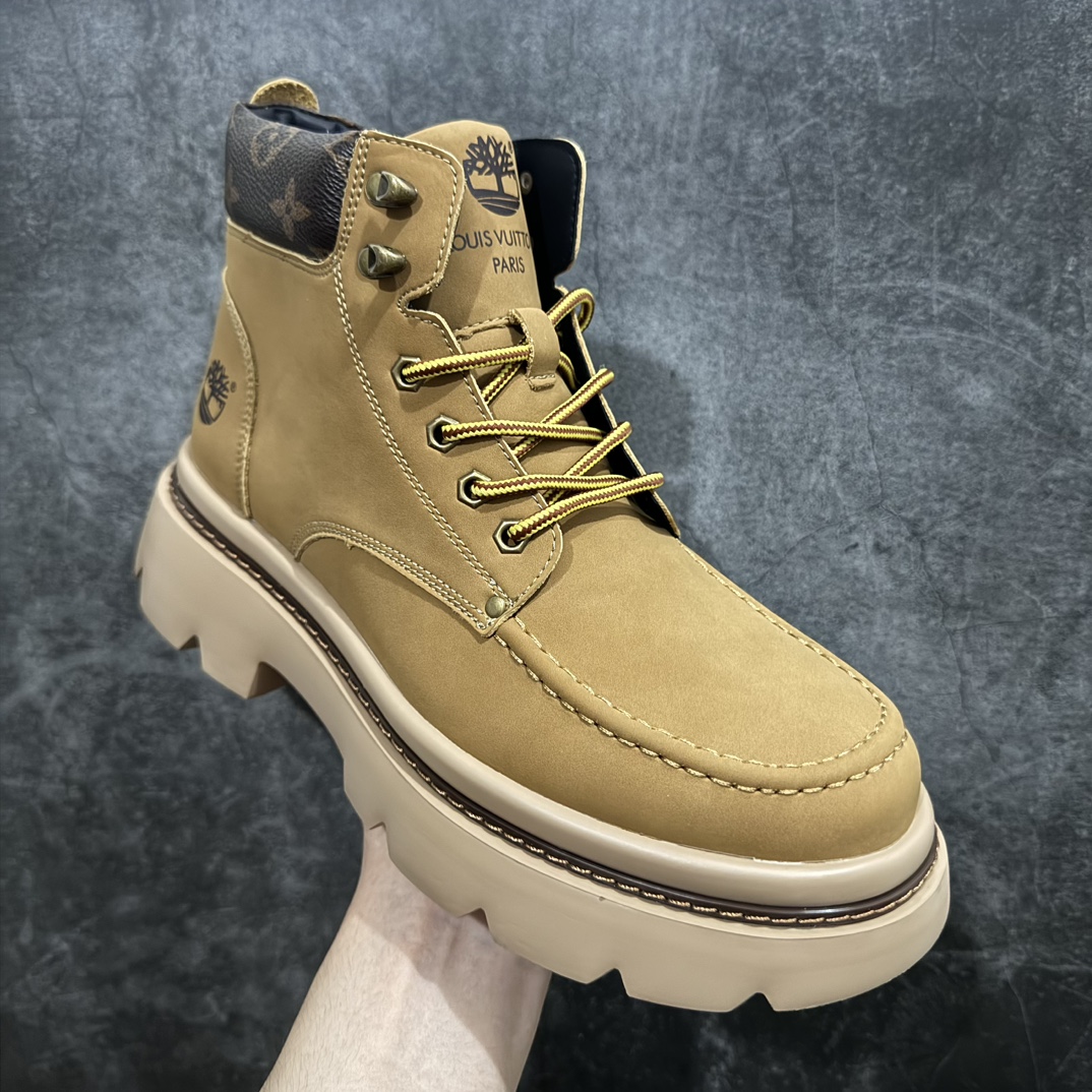 图片[3]-【广东纯原版本】Lv x Timberland Lv联名添柏岚大黄靴 顶奢流量品牌与时代经典的结合之作 巴黎时装首秀n#代购专供品质 高弹Modern 外置防滑橡塑发泡超轻大底 系带设计 穿脱十分方便 采用TPU模压定型真皮鞋面材质#EVA轻翼科技外底具有防滑,耐磨和良好的弹性Pharrell Williams充分发挥了作为Louis Vuitton创意总监的角色 这款鞋重新定义了6英寸大黄靴的经典设计 致敬1996年Grandmaster Flash经典黄靴造型n原厂五金鞋带扣 工艺全新升级中山大厂代工 原单进口皮料独立私模大底，正确logo，n原装一致头层磨砂皮 搭配经典老花领口n全新原厂包装鞋盒 市场独家供应 尺码：38-44（皮鞋码） 编码：TL430350-鞋库