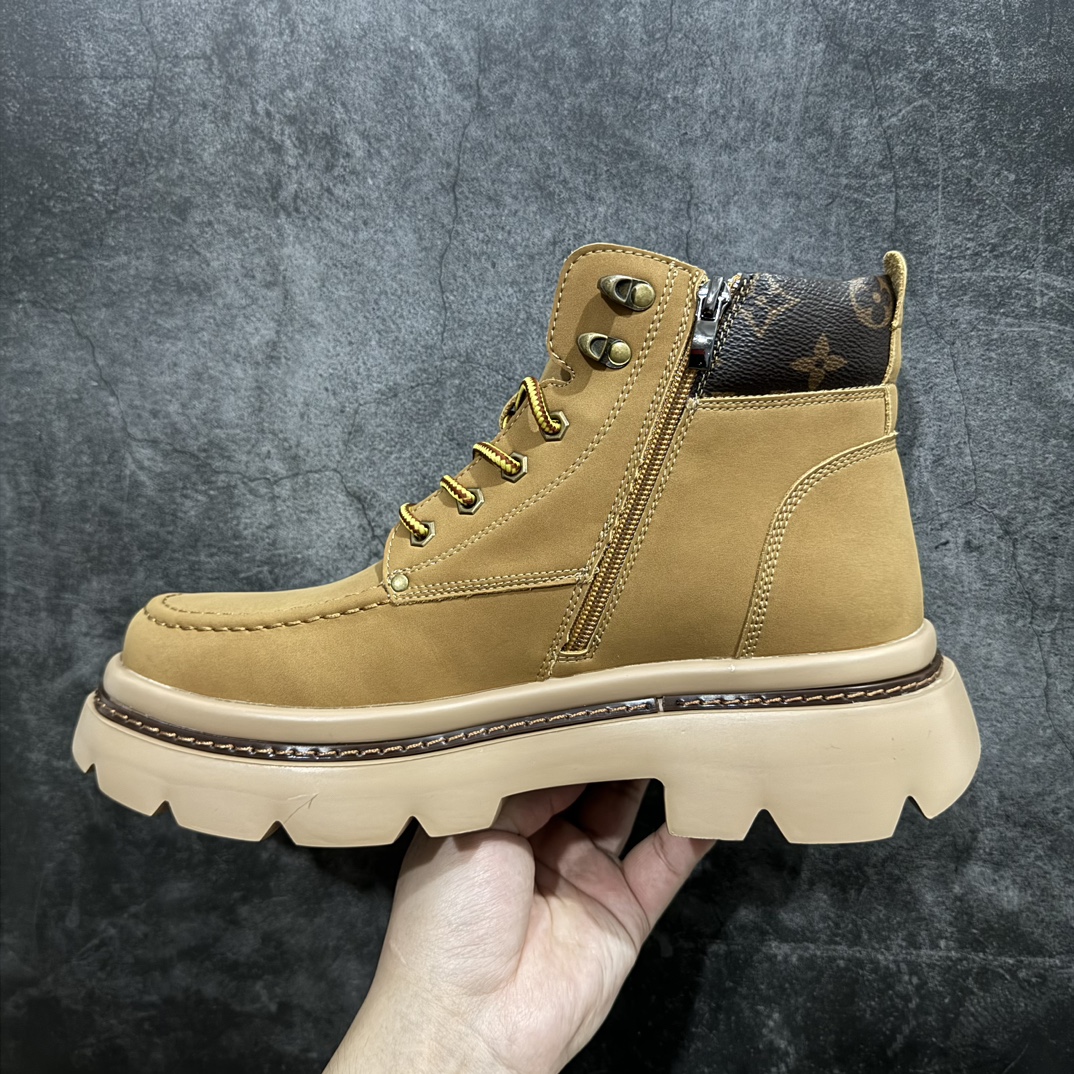 图片[2]-【广东纯原版本】Lv x Timberland Lv联名添柏岚大黄靴 顶奢流量品牌与时代经典的结合之作 巴黎时装首秀n#代购专供品质 高弹Modern 外置防滑橡塑发泡超轻大底 系带设计 穿脱十分方便 采用TPU模压定型真皮鞋面材质#EVA轻翼科技外底具有防滑,耐磨和良好的弹性Pharrell Williams充分发挥了作为Louis Vuitton创意总监的角色 这款鞋重新定义了6英寸大黄靴的经典设计 致敬1996年Grandmaster Flash经典黄靴造型n原厂五金鞋带扣 工艺全新升级中山大厂代工 原单进口皮料独立私模大底，正确logo，n原装一致头层磨砂皮 搭配经典老花领口n全新原厂包装鞋盒 市场独家供应 尺码：38-44（皮鞋码） 编码：TL430350-鞋库