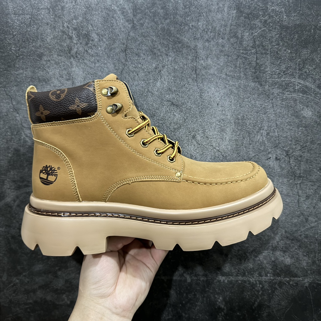 【广东纯原版本】Lv x Timberland Lv联名添柏岚大黄靴 顶奢流量品牌与时代经典的结合之作 巴黎时装首秀n#代购专供品质 高弹Modern 外置防滑橡塑发泡超轻大底 系带设计 穿脱十分方便 采用TPU模压定型真皮鞋面材质#EVA轻翼科技外底具有防滑,耐磨和良好的弹性Pharrell Williams充分发挥了作为Louis Vuitton创意总监的角色 这款鞋重新定义了6英寸大黄靴的经典设计 致敬1996年Grandmaster Flash经典黄靴造型n原厂五金鞋带扣 工艺全新升级中山大厂代工 原单进口皮料独立私模大底，正确logo，n原装一致头层磨砂皮 搭配经典老花领口n全新原厂包装鞋盒 市场独家供应 尺码：38-44（皮鞋码） 编码：TL430350-鞋库