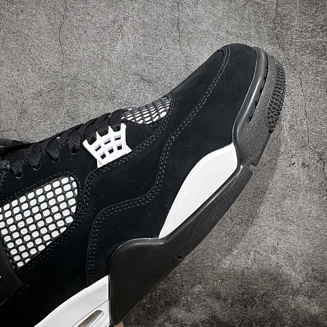 图片[6]-【纯原LW版本】Air Jordan AJ4 Retro 白黑雷公 FQ8138-001nn第一梯队最新批次 细节多次校对改良 接近完美 细节达到可过鉴定标准 耗时半年巨作 全套原纸板楦头开发 原厂特供皮料加持 确保原汁原味 完美呈现四代版型 一比一鞋头弧度高度鞋身弧度 数据细节工艺流程均保持原鞋一致 原厂TPU网格鞋带扣 正确内里网布 菱角分明不变形无多余毛边 柔软性质感一致于原鞋 原厂织唛标 原厂飞人电绣工艺 尾指中部跳三针 独家绑鞋带手法 印刷中底布 四线拉帮 米色美纹纸贴合固定 进口港宝加持 后跟自然饱满 全鞋荧光划线卡点 追求极致完美 每一双都是工艺品 多重QC质检 超越公司货的品控标准 实实在在的免检产品 尺码：36-47.5 编码：X10450480-鞋库