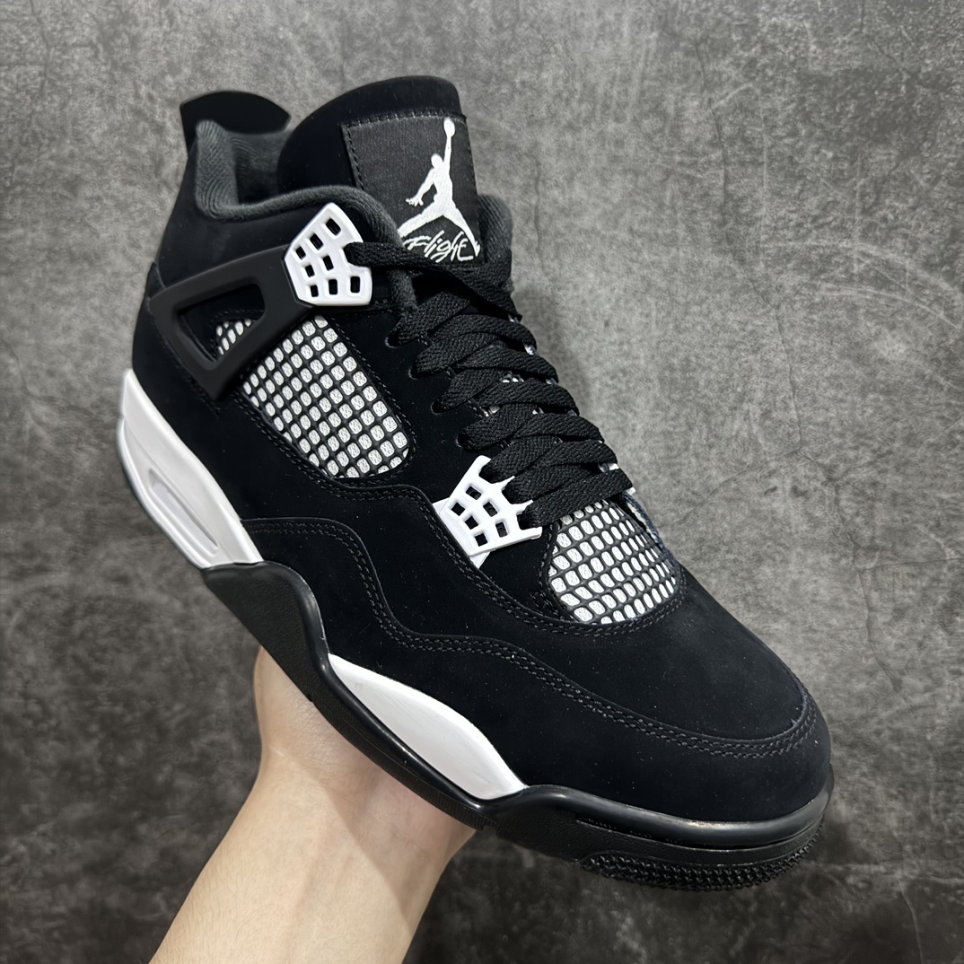 图片[3]-【纯原LW版本】Air Jordan AJ4 Retro 白黑雷公 FQ8138-001nn第一梯队最新批次 细节多次校对改良 接近完美 细节达到可过鉴定标准 耗时半年巨作 全套原纸板楦头开发 原厂特供皮料加持 确保原汁原味 完美呈现四代版型 一比一鞋头弧度高度鞋身弧度 数据细节工艺流程均保持原鞋一致 原厂TPU网格鞋带扣 正确内里网布 菱角分明不变形无多余毛边 柔软性质感一致于原鞋 原厂织唛标 原厂飞人电绣工艺 尾指中部跳三针 独家绑鞋带手法 印刷中底布 四线拉帮 米色美纹纸贴合固定 进口港宝加持 后跟自然饱满 全鞋荧光划线卡点 追求极致完美 每一双都是工艺品 多重QC质检 超越公司货的品控标准 实实在在的免检产品 尺码：36-47.5 编码：X10450480-鞋库