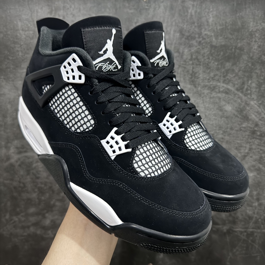 【纯原LW版本】Air Jordan AJ4 Retro 白黑雷公 FQ8138-001nn第一梯队最新批次 细节多次校对改良 接近完美 细节达到可过鉴定标准 耗时半年巨作 全套原纸板楦头开发 原厂特供皮料加持 确保原汁原味 完美呈现四代版型 一比一鞋头弧度高度鞋身弧度 数据细节工艺流程均保持原鞋一致 原厂TPU网格鞋带扣 正确内里网布 菱角分明不变形无多余毛边 柔软性质感一致于原鞋 原厂织唛标 原厂飞人电绣工艺 尾指中部跳三针 独家绑鞋带手法 印刷中底布 四线拉帮 米色美纹纸贴合固定 进口港宝加持 后跟自然饱满 全鞋荧光划线卡点 追求极致完美 每一双都是工艺品 多重QC质检 超越公司货的品控标准 实实在在的免检产品 尺码：36-47.5 编码：X10450480-鞋库