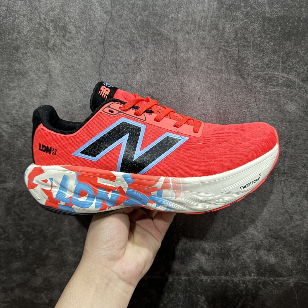 【纯原版】New Balance NB Fresh FoamEvoz v14 舒适耐磨低帮跑步鞋 纯原版本n受到Fresh Foam1080舒适骑行的启发n跑鞋将毛绒舒适感提升到一个新的水平n这款鞋旨在提供我们柔软 缓震的足底体验n采用FreshFoam技术n可平衡巅峰性能和一流的缓震性能n 货号: M1080LDN 尺码：36-45 编码：MG260280-鞋库