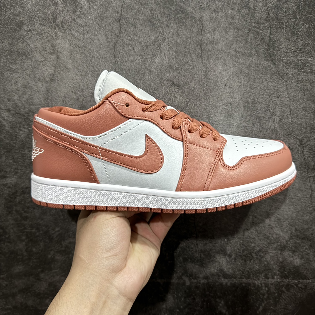 图片[9]-【lw福利版】Air Jordan AJ1 Low 低帮系列 品质全新升级 七十多色陆续出货 知名大厂出品 工厂配套商长期套现 正常出厂触碰不到的单价 百分百全新货品 零氧化发霉 给足利润空间操作 超乎所想的高性价比 原装楦头纸板开发 完美鞋型 超高清洁度 鞋型不臃肿别扭 原厂内置全掌气垫 A模大底 鞋舌AJ原厂专用牛津布 AJ专用反口珍珠布 原厂无杂质高弹内里海棉 特殊封边弹力鞋带 原鞋开模 拒绝公底 购置公司同步原材料 都有细节原汁原味 忠于原版 尺码：36 36.5 37.5 38 38.5 39 40 40.5 41 42 42.5 43 44 44.5 45 46 47.5-选品中心