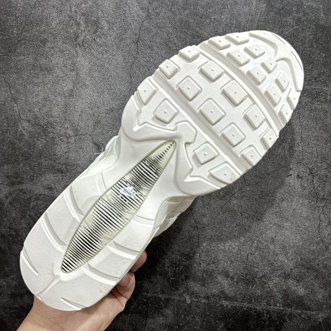 图片[9]-【公司级】CDG x NIKE  Air Max 95 复古单品n潮流百搭 气垫缓震慢跑鞋 CU8406-100nAir Max 95就是源于设计师塞吉奥·罗扎诺的构想Nike Air Max 95的设计灵感源于人体构造n中底设计基于人体的脊柱构造 是整体设计的核心n尼龙孔眼代表了肋骨 而分层式面板和网眼象征着肌肉纤维和肉体组织nAir Max95采用了两个独立的吹塑成型的Air-Sole单元n并首次在前掌使用可视化气垫设计nSwoosh logo被当作一个标点符号放在了鞋子的后帮位置n 尺码：36 36.5 37.5 38 38.5 39 40 40.5 41 42 42.5 43 44 44.5 45 编码：HC320330-鞋库