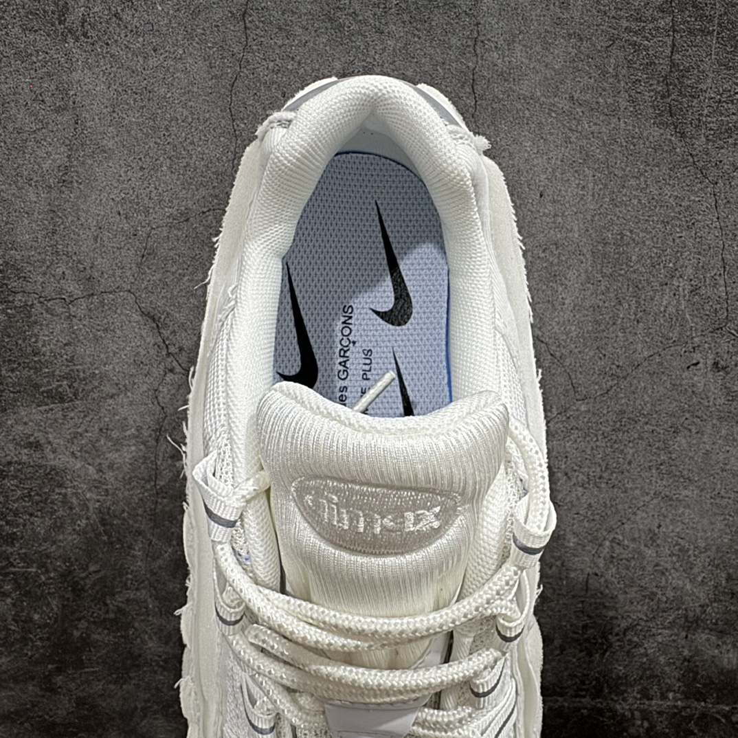 图片[8]-【公司级】CDG x NIKE  Air Max 95 复古单品n潮流百搭 气垫缓震慢跑鞋 CU8406-100nAir Max 95就是源于设计师塞吉奥·罗扎诺的构想Nike Air Max 95的设计灵感源于人体构造n中底设计基于人体的脊柱构造 是整体设计的核心n尼龙孔眼代表了肋骨 而分层式面板和网眼象征着肌肉纤维和肉体组织nAir Max95采用了两个独立的吹塑成型的Air-Sole单元n并首次在前掌使用可视化气垫设计nSwoosh logo被当作一个标点符号放在了鞋子的后帮位置n 尺码：36 36.5 37.5 38 38.5 39 40 40.5 41 42 42.5 43 44 44.5 45 编码：HC320330-鞋库