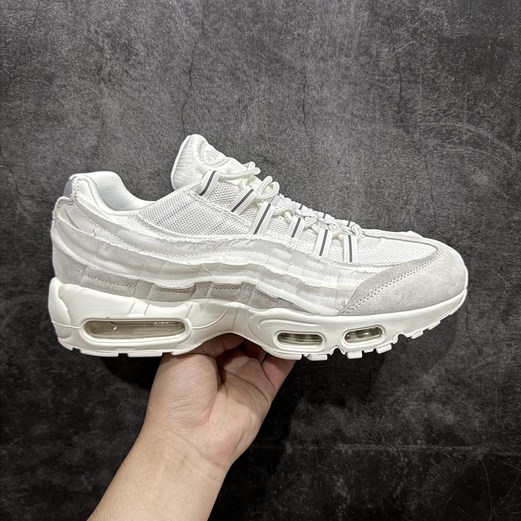 【公司级】CDG x NIKE  Air Max 95 复古单品n潮流百搭 气垫缓震慢跑鞋 CU8406-100nAir Max 95就是源于设计师塞吉奥·罗扎诺的构想Nike Air Max 95的设计灵感源于人体构造n中底设计基于人体的脊柱构造 是整体设计的核心n尼龙孔眼代表了肋骨 而分层式面板和网眼象征着肌肉纤维和肉体组织nAir Max95采用了两个独立的吹塑成型的Air-Sole单元n并首次在前掌使用可视化气垫设计nSwoosh logo被当作一个标点符号放在了鞋子的后帮位置n 尺码：36 36.5 37.5 38 38.5 39 40 40.5 41 42 42.5 43 44 44.5 45 编码：HC320330-鞋库