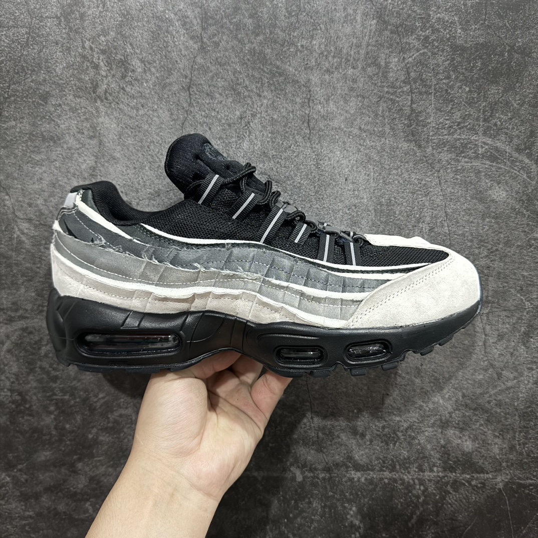 【公司级】CDG x NIKE  Air Max 95 复古单品n潮流百搭 气垫缓震慢跑鞋 CU8406-101nAir Max 95就是源于设计师塞吉奥·罗扎诺的构想Nike Air Max 95的设计灵感源于人体构造n中底设计基于人体的脊柱构造 是整体设计的核心n尼龙孔眼代表了肋骨 而分层式面板和网眼象征着肌肉纤维和肉体组织nAir Max95采用了两个独立的吹塑成型的Air-Sole单元n并首次在前掌使用可视化气垫设计nSwoosh logo被当作一个标点符号放在了鞋子的后帮位置n 尺码：36 36.5 37.5 38 38.5 39 40 40.5 41 42 42.5 43 44 44.5 45 编码：HC320330-鞋库