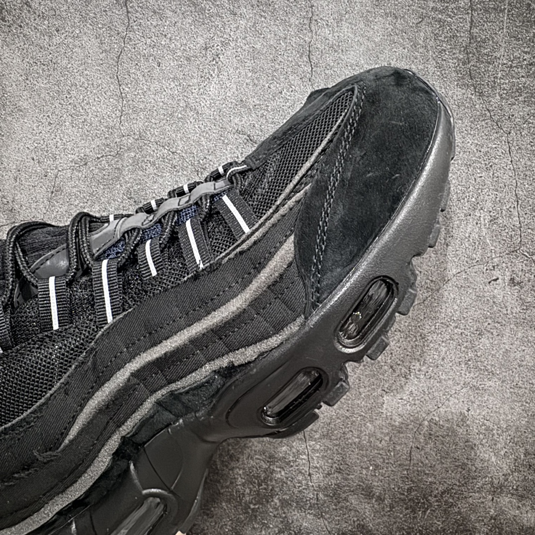 图片[9]-【公司级】CDG x NIKE  Air Max 95 复古单品n潮流百搭 气垫缓震慢跑鞋 CU8406-101nAir Max 95就是源于设计师塞吉奥·罗扎诺的构想Nike Air Max 95的设计灵感源于人体构造n中底设计基于人体的脊柱构造 是整体设计的核心n尼龙孔眼代表了肋骨 而分层式面板和网眼象征着肌肉纤维和肉体组织nAir Max95采用了两个独立的吹塑成型的Air-Sole单元n并首次在前掌使用可视化气垫设计nSwoosh logo被当作一个标点符号放在了鞋子的后帮位置n 尺码：36 36.5 37.5 38 38.5 39 40 40.5 41 42 42.5 43 44 44.5 45 编码：HC320330-鞋库