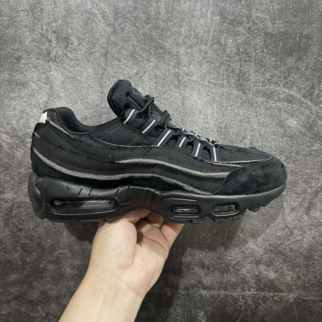 【公司级】CDG x NIKE  Air Max 95 复古单品n潮流百搭 气垫缓震慢跑鞋 CU8406-101nAir Max 95就是源于设计师塞吉奥·罗扎诺的构想Nike Air Max 95的设计灵感源于人体构造n中底设计基于人体的脊柱构造 是整体设计的核心n尼龙孔眼代表了肋骨 而分层式面板和网眼象征着肌肉纤维和肉体组织nAir Max95采用了两个独立的吹塑成型的Air-Sole单元n并首次在前掌使用可视化气垫设计nSwoosh logo被当作一个标点符号放在了鞋子的后帮位置n 尺码：36 36.5 37.5 38 38.5 39 40 40.5 41 42 42.5 43 44 44.5 45 编码：HC320330-鞋库