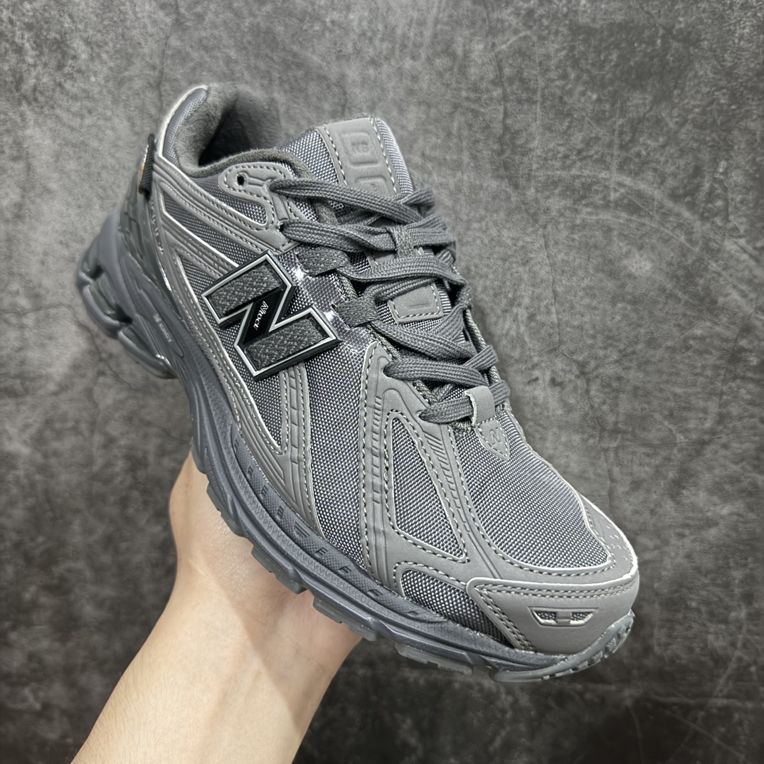 图片[3]-【GS纯原】New Balance1906R 复古休闲跑步鞋老爹鞋 灰色 货号：M1906RUn大厂品质 正确组合底n鞋型没得挑 做的很好 细节各方面处理也挺到位n这是个好版本 价格良心不杀猪‼️n采用轻质牛剖革拼接透气网眼衬垫织物鞋面材质nT-Beam大底提供足步弓支撑，保持步态稳定n后跟搭载外露缓震胶 鞋身整体以各种深浅不一的灰色覆盖，鞋头以淡蓝色调装饰，网眼衬垫通过不规律的色块实现做旧的美感，泛黄的鞋底更是进一步增添了复古气息。 尺码：36 37 37.5 38 38.5 39.5 40 40.5 41.5 42 42.5 43 44 45 编码：NMXF260280-鞋库