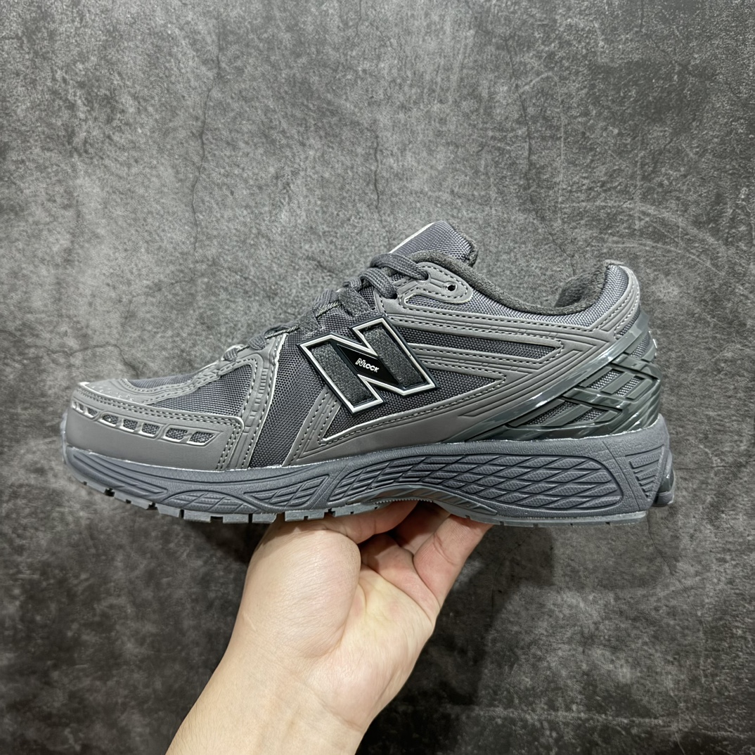 图片[2]-【GS纯原】New Balance1906R 复古休闲跑步鞋老爹鞋 灰色 货号：M1906RUn大厂品质 正确组合底n鞋型没得挑 做的很好 细节各方面处理也挺到位n这是个好版本 价格良心不杀猪‼️n采用轻质牛剖革拼接透气网眼衬垫织物鞋面材质nT-Beam大底提供足步弓支撑，保持步态稳定n后跟搭载外露缓震胶 鞋身整体以各种深浅不一的灰色覆盖，鞋头以淡蓝色调装饰，网眼衬垫通过不规律的色块实现做旧的美感，泛黄的鞋底更是进一步增添了复古气息。 尺码：36 37 37.5 38 38.5 39.5 40 40.5 41.5 42 42.5 43 44 45 编码：NMXF260280-鞋库