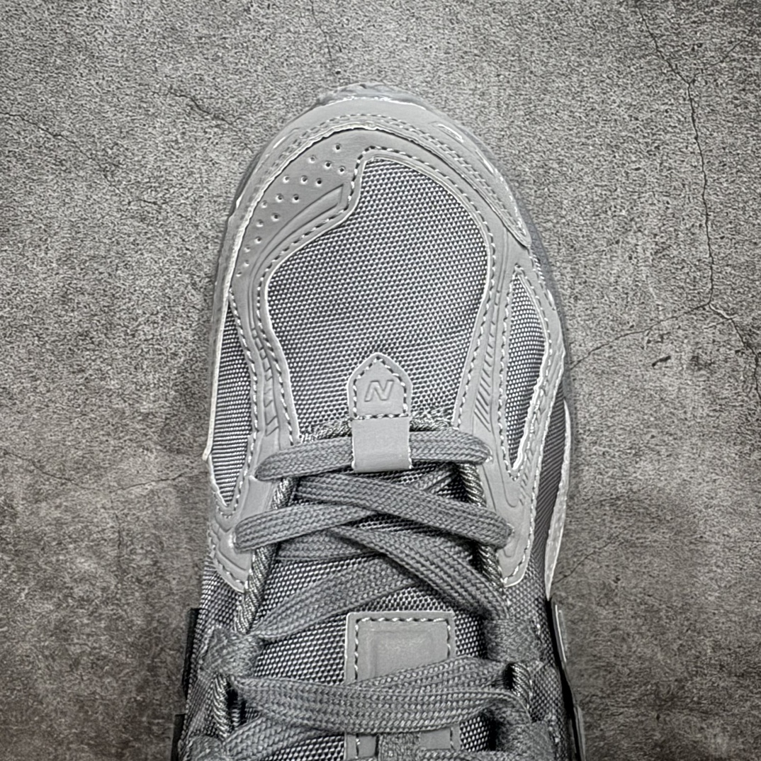 图片[5]-【GS纯原】New Balance1906R 复古休闲跑步鞋老爹鞋 灰色 货号：M1906RUn大厂品质 正确组合底n鞋型没得挑 做的很好 细节各方面处理也挺到位n这是个好版本 价格良心不杀猪‼️n采用轻质牛剖革拼接透气网眼衬垫织物鞋面材质nT-Beam大底提供足步弓支撑，保持步态稳定n后跟搭载外露缓震胶 鞋身整体以各种深浅不一的灰色覆盖，鞋头以淡蓝色调装饰，网眼衬垫通过不规律的色块实现做旧的美感，泛黄的鞋底更是进一步增添了复古气息。 尺码：36 37 37.5 38 38.5 39.5 40 40.5 41.5 42 42.5 43 44 45 编码：NMXF260280-鞋库