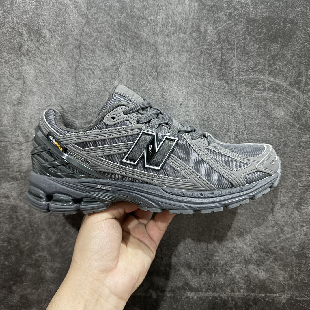 【GS纯原】New Balance1906R 复古休闲跑步鞋老爹鞋 灰色 货号：M1906RUn大厂品质 正确组合底n鞋型没得挑 做的很好 细节各方面处理也挺到位n这是个好版本 价格良心不杀猪‼️n采用轻质牛剖革拼接透气网眼衬垫织物鞋面材质nT-Beam大底提供足步弓支撑，保持步态稳定n后跟搭载外露缓震胶 鞋身整体以各种深浅不一的灰色覆盖，鞋头以淡蓝色调装饰，网眼衬垫通过不规律的色块实现做旧的美感，泛黄的鞋底更是进一步增添了复古气息。 尺码：36 37 37.5 38 38.5 39.5 40 40.5 41.5 42 42.5 43 44 45 编码：NMXF260280-鞋库