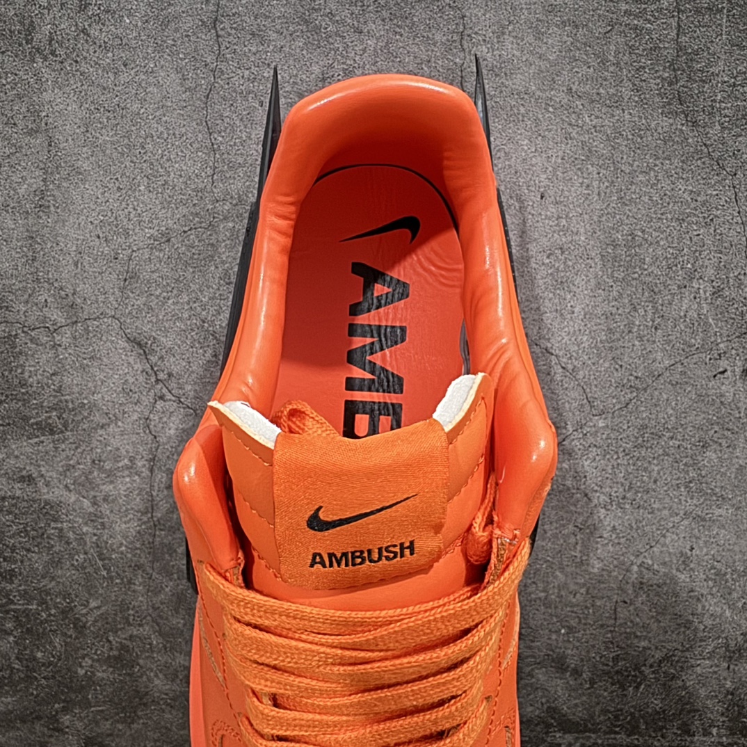 图片[8]-【公司级】Ambush x Nk Air Force 1‘07 Low ”Phantom“ 联名款 空军一号低帮休闲板鞋#鞋款鞋身以及内衬均采用了纯色皮革打造，标志性的超大Swoosh依旧采用了突出鞋面的造型。鞋舌标签也带有双方Logo，鞋带顶端还带有特殊的鞋带扣设计。n#后跟处搭载了与Dunk相同的TPU设计，并且带有AMBUSH字样，彰显联名身份。 货号:DV3464-101 尺码:36 36.5 37.5 38 38.5 39 40 40.5 41 42 42.5 43 44 45 46 编码：LF270380-鞋库