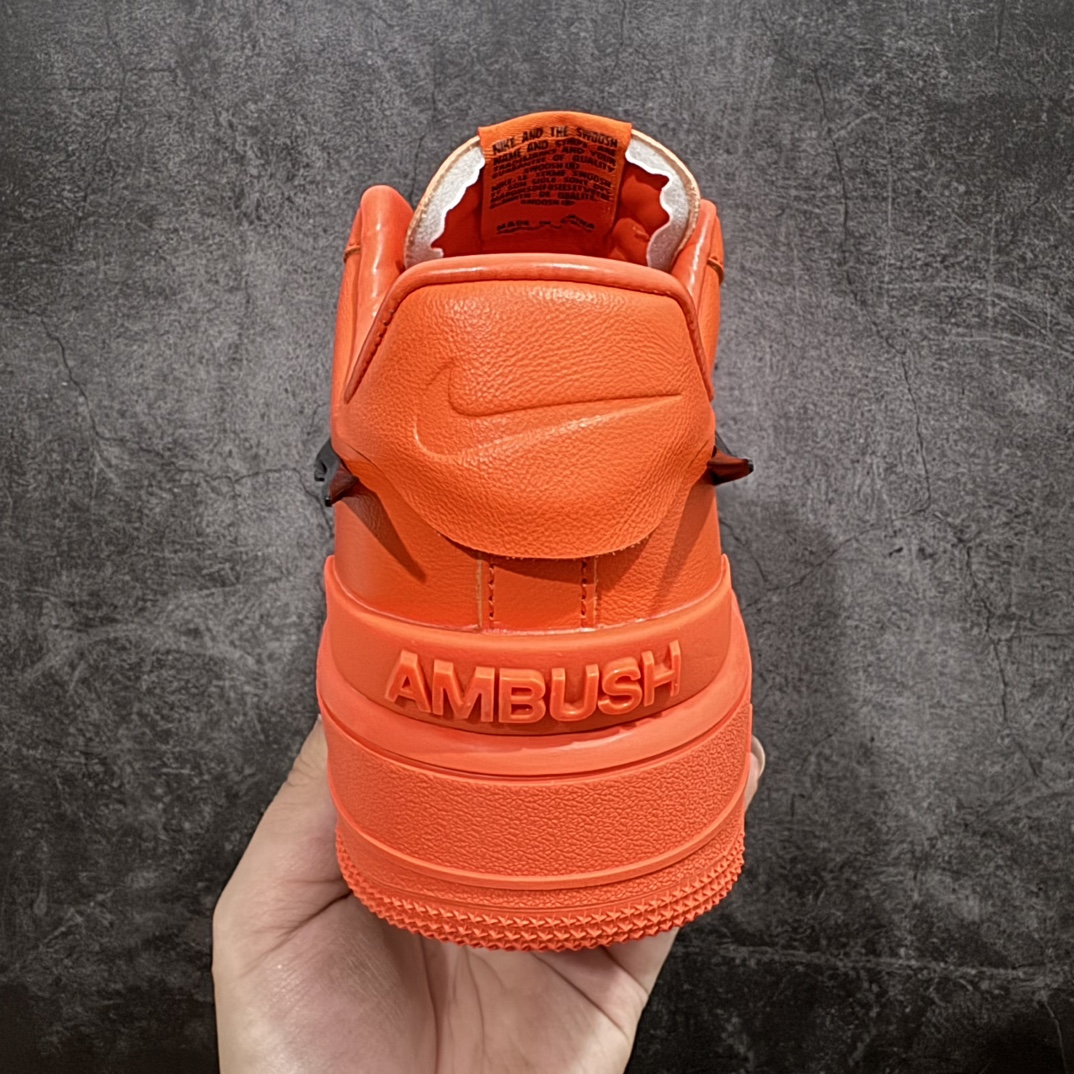 图片[4]-【公司级】Ambush x Nk Air Force 1‘07 Low ”Phantom“ 联名款 空军一号低帮休闲板鞋#鞋款鞋身以及内衬均采用了纯色皮革打造，标志性的超大Swoosh依旧采用了突出鞋面的造型。鞋舌标签也带有双方Logo，鞋带顶端还带有特殊的鞋带扣设计。n#后跟处搭载了与Dunk相同的TPU设计，并且带有AMBUSH字样，彰显联名身份。 货号:DV3464-101 尺码:36 36.5 37.5 38 38.5 39 40 40.5 41 42 42.5 43 44 45 46 编码：LF270380-鞋库