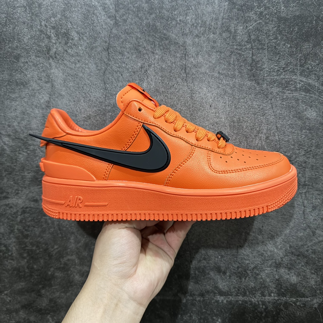 【公司级】Ambush x Nk Air Force 1‘07 Low ”Phantom“ 联名款 空军一号低帮休闲板鞋#鞋款鞋身以及内衬均采用了纯色皮革打造，标志性的超大Swoosh依旧采用了突出鞋面的造型。鞋舌标签也带有双方Logo，鞋带顶端还带有特殊的鞋带扣设计。n#后跟处搭载了与Dunk相同的TPU设计，并且带有AMBUSH字样，彰显联名身份。 货号:DV3464-101 尺码:36 36.5 37.5 38 38.5 39 40 40.5 41 42 42.5 43 44 45 46 编码：LF270380-鞋库