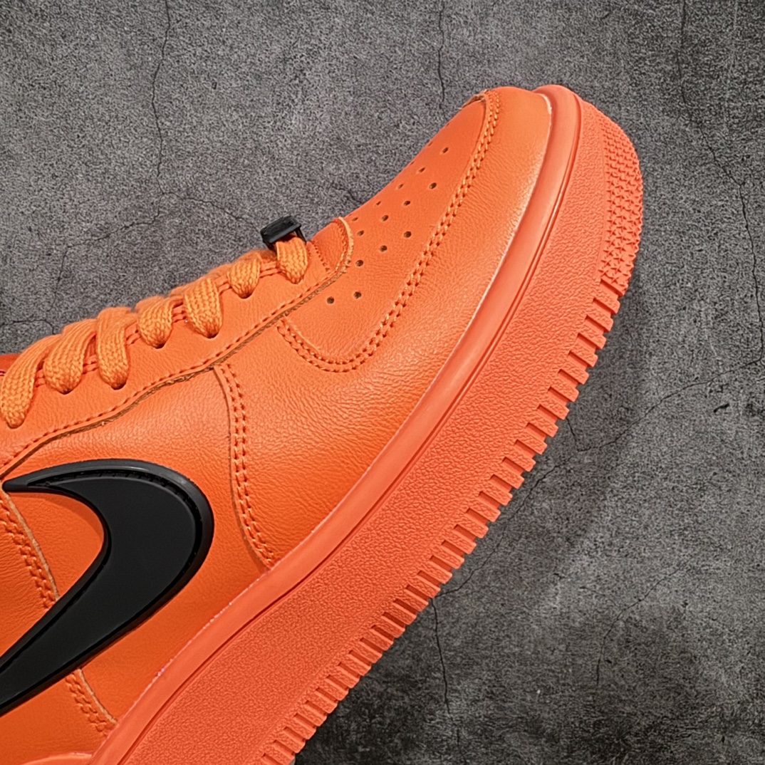 图片[6]-【公司级】Ambush x Nk Air Force 1‘07 Low ”Phantom“ 联名款 空军一号低帮休闲板鞋#鞋款鞋身以及内衬均采用了纯色皮革打造，标志性的超大Swoosh依旧采用了突出鞋面的造型。鞋舌标签也带有双方Logo，鞋带顶端还带有特殊的鞋带扣设计。n#后跟处搭载了与Dunk相同的TPU设计，并且带有AMBUSH字样，彰显联名身份。 货号:DV3464-101 尺码:36 36.5 37.5 38 38.5 39 40 40.5 41 42 42.5 43 44 45 46 编码：LF270380-鞋库