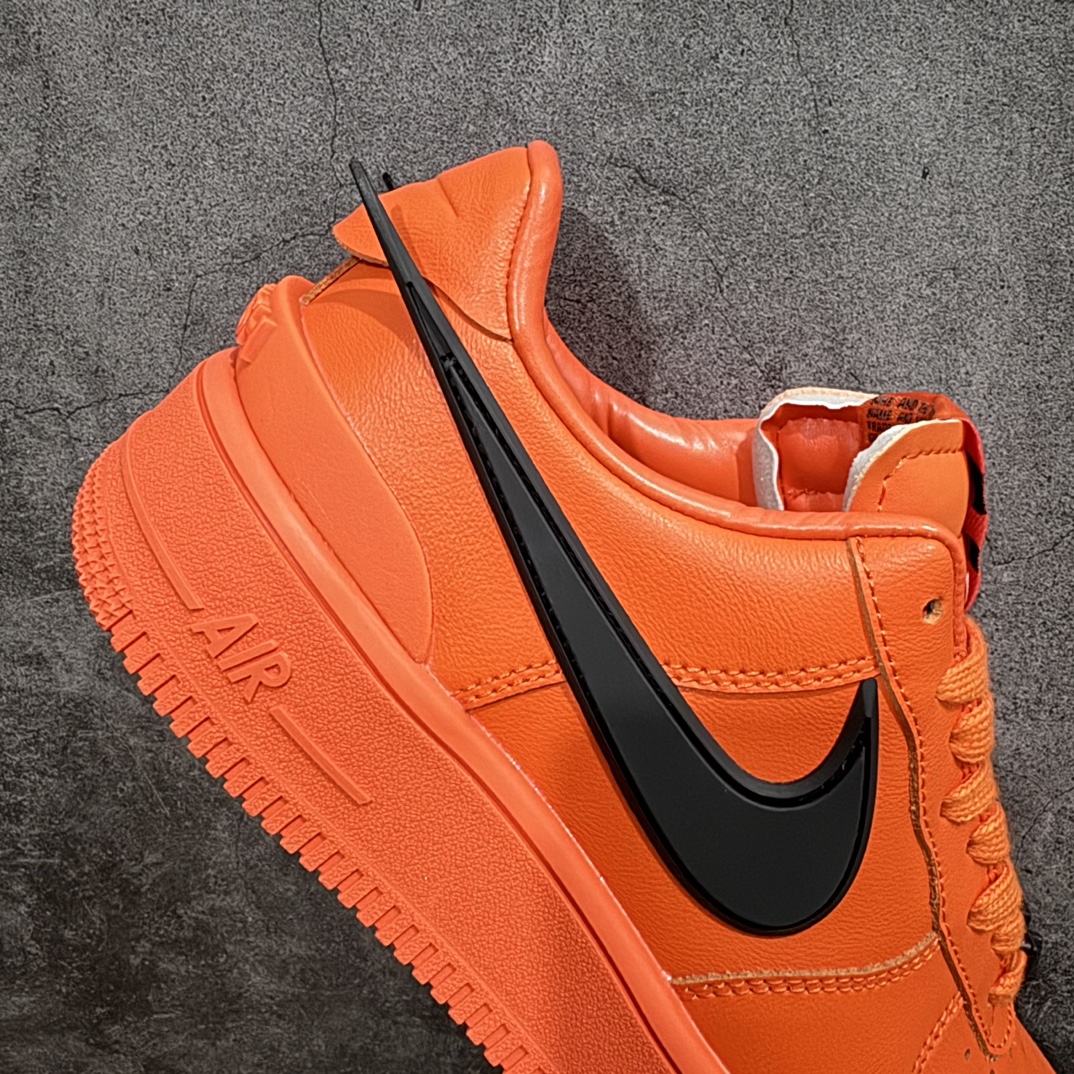 图片[7]-【公司级】Ambush x Nk Air Force 1‘07 Low ”Phantom“ 联名款 空军一号低帮休闲板鞋#鞋款鞋身以及内衬均采用了纯色皮革打造，标志性的超大Swoosh依旧采用了突出鞋面的造型。鞋舌标签也带有双方Logo，鞋带顶端还带有特殊的鞋带扣设计。n#后跟处搭载了与Dunk相同的TPU设计，并且带有AMBUSH字样，彰显联名身份。 货号:DV3464-101 尺码:36 36.5 37.5 38 38.5 39 40 40.5 41 42 42.5 43 44 45 46 编码：LF270380-鞋库