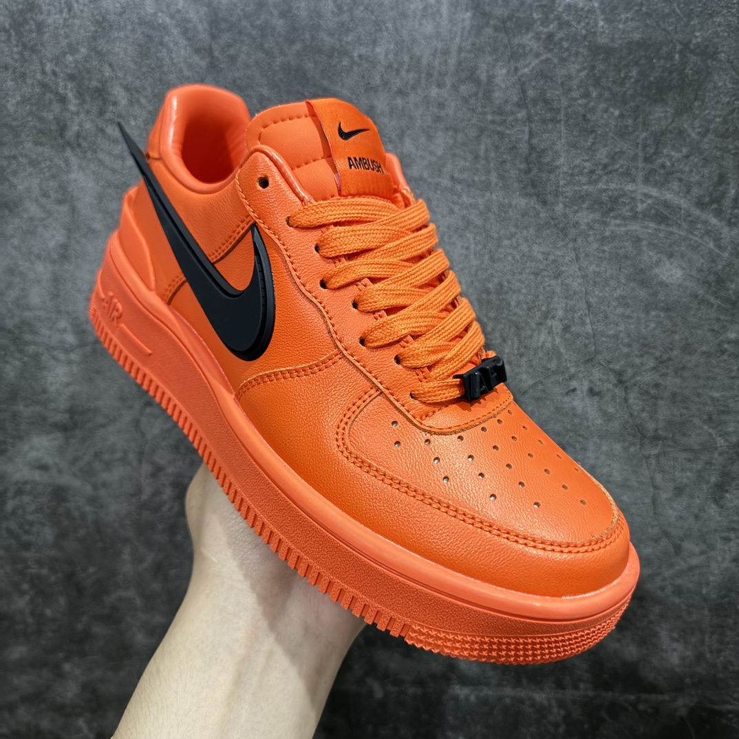 图片[3]-【公司级】Ambush x Nk Air Force 1‘07 Low ”Phantom“ 联名款 空军一号低帮休闲板鞋#鞋款鞋身以及内衬均采用了纯色皮革打造，标志性的超大Swoosh依旧采用了突出鞋面的造型。鞋舌标签也带有双方Logo，鞋带顶端还带有特殊的鞋带扣设计。n#后跟处搭载了与Dunk相同的TPU设计，并且带有AMBUSH字样，彰显联名身份。 货号:DV3464-101 尺码:36 36.5 37.5 38 38.5 39 40 40.5 41 42 42.5 43 44 45 46 编码：LF270380-鞋库