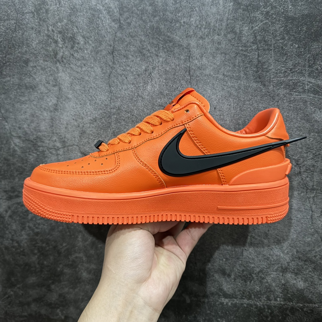 图片[2]-【公司级】Ambush x Nk Air Force 1‘07 Low ”Phantom“ 联名款 空军一号低帮休闲板鞋#鞋款鞋身以及内衬均采用了纯色皮革打造，标志性的超大Swoosh依旧采用了突出鞋面的造型。鞋舌标签也带有双方Logo，鞋带顶端还带有特殊的鞋带扣设计。n#后跟处搭载了与Dunk相同的TPU设计，并且带有AMBUSH字样，彰显联名身份。 货号:DV3464-101 尺码:36 36.5 37.5 38 38.5 39 40 40.5 41 42 42.5 43 44 45 46 编码：LF270380-鞋库