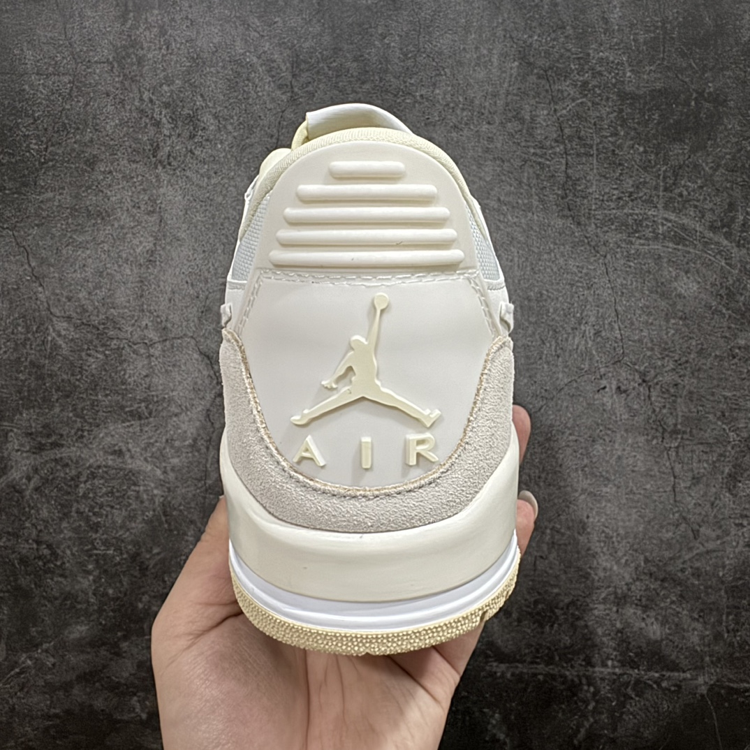 图片[4]-【纯原N版】Air Jordan Legacy AJ312 Low低帮复古篮球鞋 椰奶米白 FQ7827-102n市场最强独一档产物 全套原纸板楦头开发 原厂大底磨具加持立体防滑纹理 原档数据后跟TPU子母扣魔术贴 原装可视Air Sole气垫 原汁原味最完美的312代版型 唯一正确鞋头趴度弧度高度鞋身腰线 进口港宝加持 后跟自然饱满 全鞋荧光划线卡点 追求极致完美 每一双都是工艺品 多重QC质检 超越公司货的品控标准 实实在在的免检产品 鞋身采用了皮革材质打造 横跨鞋面的魔术贴十分吸睛 侧面的Swoosh Logo的一部分被鞋面遮挡了一部分 颇具玩味 魔术贴上标有NK标识 而鞋舌上是Jordan的经典红色飞翼Logo 后跟和鞋底均采用了AJ3的设计 后跟上同样也使用了经典的爆裂纹图案SIZE：36 36.5 37.5 38 38.5 39 40 40.5 41 42 42.5 43 44 44.5 45 46 47.5 编码：QH2802300-鞋库