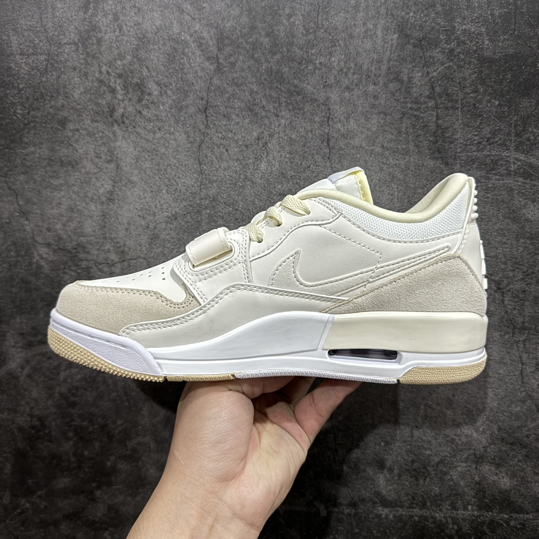 图片[2]-【纯原N版】Air Jordan Legacy AJ312 Low低帮复古篮球鞋 椰奶米白 FQ7827-102n市场最强独一档产物 全套原纸板楦头开发 原厂大底磨具加持立体防滑纹理 原档数据后跟TPU子母扣魔术贴 原装可视Air Sole气垫 原汁原味最完美的312代版型 唯一正确鞋头趴度弧度高度鞋身腰线 进口港宝加持 后跟自然饱满 全鞋荧光划线卡点 追求极致完美 每一双都是工艺品 多重QC质检 超越公司货的品控标准 实实在在的免检产品 鞋身采用了皮革材质打造 横跨鞋面的魔术贴十分吸睛 侧面的Swoosh Logo的一部分被鞋面遮挡了一部分 颇具玩味 魔术贴上标有NK标识 而鞋舌上是Jordan的经典红色飞翼Logo 后跟和鞋底均采用了AJ3的设计 后跟上同样也使用了经典的爆裂纹图案SIZE：36 36.5 37.5 38 38.5 39 40 40.5 41 42 42.5 43 44 44.5 45 46 47.5 编码：QH2802300-鞋库