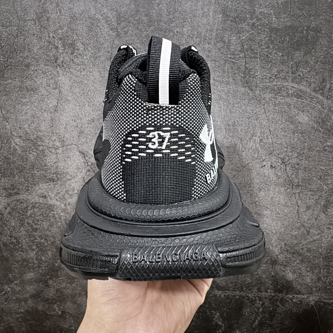 图片[4]-【XA版本】Under Armour x BALENCIAGA 3XL Sneakers安德玛联名 巴黎世家十代网布系带低帮走秀复古老爹鞋全套原纸板楦头开发 最原汁原味的灵魂版型全鞋荧光划线卡点 胶水把控整洁度追求极致完美每一双都是工艺品 多重QC质检 超越公司货的品控标准实实在在的免检产品 原盒原配 正确字体电绣 粗细、位置、大小正确 侧边TPU 透气孔匹配意产原版 正确分离大底 TPU软底 原版一致大底LOGO 立体感十足 原厂皮料水洗做旧 采购原厂网纱 不含皮革 网布材料和聚氨酯 磨损效果 鞋头边缘和后帮 Balenciaga 徽标 鞋面和后跟凸印尺码 鞋舌 3XL 橡胶品牌标识和反光细节 鞋帮拉袢和鞋舌拉祥 配反光细节 备用鞋带在鞋履前侧 可在穿着前取下 便于不同造型搭配 偏大一码 尺码：35 36 37 38 39 40  编码：DF390410-鞋库