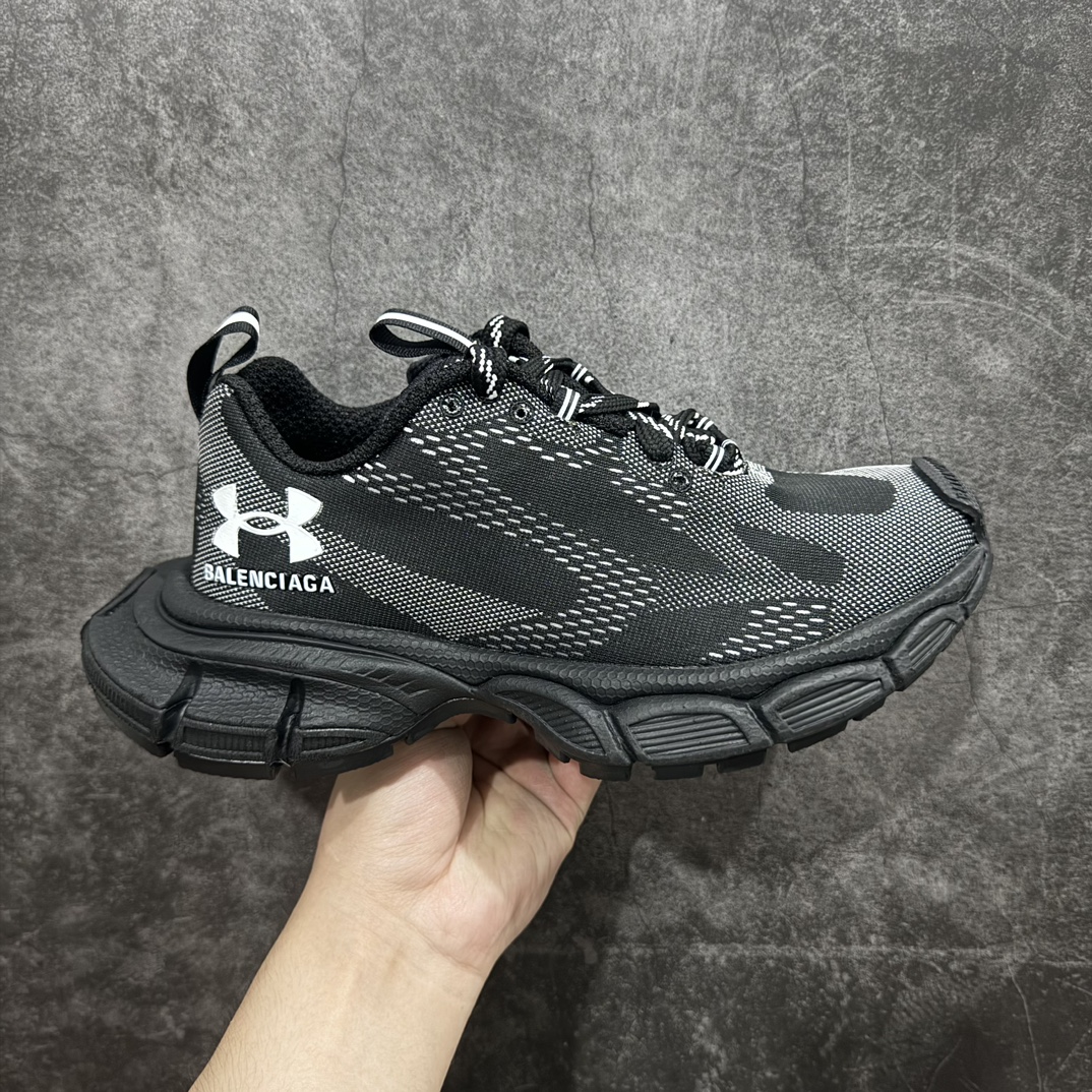 【XA版本】Under Armour x BALENCIAGA 3XL Sneakers安德玛联名 巴黎世家十代网布系带低帮走秀复古老爹鞋全套原纸板楦头开发 最原汁原味的灵魂版型全鞋荧光划线卡点 胶水把控整洁度追求极致完美每一双都是工艺品 多重QC质检 超越公司货的品控标准实实在在的免检产品 原盒原配 正确字体电绣 粗细、位置、大小正确 侧边TPU 透气孔匹配意产原版 正确分离大底 TPU软底 原版一致大底LOGO 立体感十足 原厂皮料水洗做旧 采购原厂网纱 不含皮革 网布材料和聚氨酯 磨损效果 鞋头边缘和后帮 Balenciaga 徽标 鞋面和后跟凸印尺码 鞋舌 3XL 橡胶品牌标识和反光细节 鞋帮拉袢和鞋舌拉祥 配反光细节 备用鞋带在鞋履前侧 可在穿着前取下 便于不同造型搭配 偏大一码 尺码：35 36 37 38 39 40  编码：DF390410-鞋库