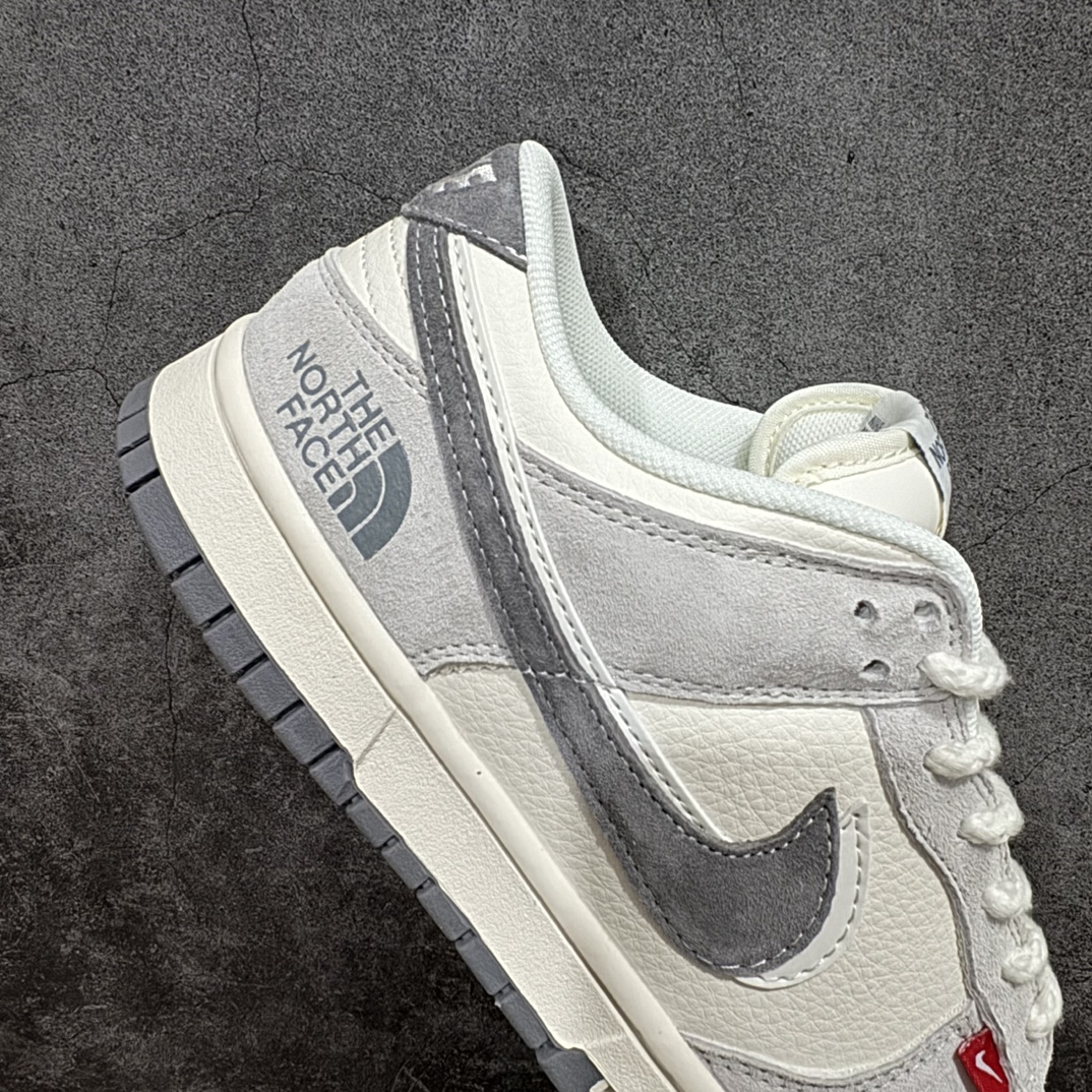 图片[7]-【定制版】Nk SB Dunk Low 北面联名-灰猪八藏蓝勾 周年高端定制 低帮休闲板鞋 SJ1089-009 #定制鞋盒 大厂纯原品质出货 超高清洁度 皮料切割干净无任何毛边 细节完美  尺码：36 36.5 37.5 38 38.5 39 40 40.5 41 42 42.5 43 44 44.5 45 46 编码：FS240260-鞋库