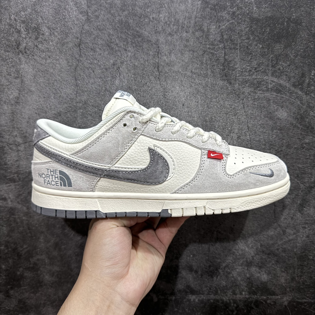 【定制版】Nk SB Dunk Low 北面联名-灰猪八藏蓝勾 周年高端定制 低帮休闲板鞋 SJ1089-009 #定制鞋盒 大厂纯原品质出货 超高清洁度 皮料切割干净无任何毛边 细节完美  尺码：36 36.5 37.5 38 38.5 39 40 40.5 41 42 42.5 43 44 44.5 45 46 编码：FS240260-鞋库