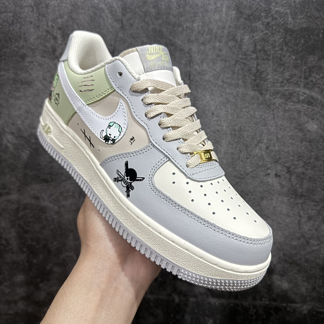 图片[3]-【公司级】Nk Air Force 1\’07 Low \”Three blade flow\” 海贼王系列-三刀流 空军一号低帮休闲运动板鞋 CJ0304-510rn#索隆的三把刀，和道一文字、秋水、阎魔（后换成了三代鬼彻），是他身体的延伸，也是他意志的象征。当战斗开始，他将三把刀咬在口中、握于手中，整个人的气势瞬间如火山喷发。r 尺码：36 36.5 37.5 38 38.5 39 40 40.5 41 42 42.5 43 44 44.5 45  编码：HXS290300-鞋库